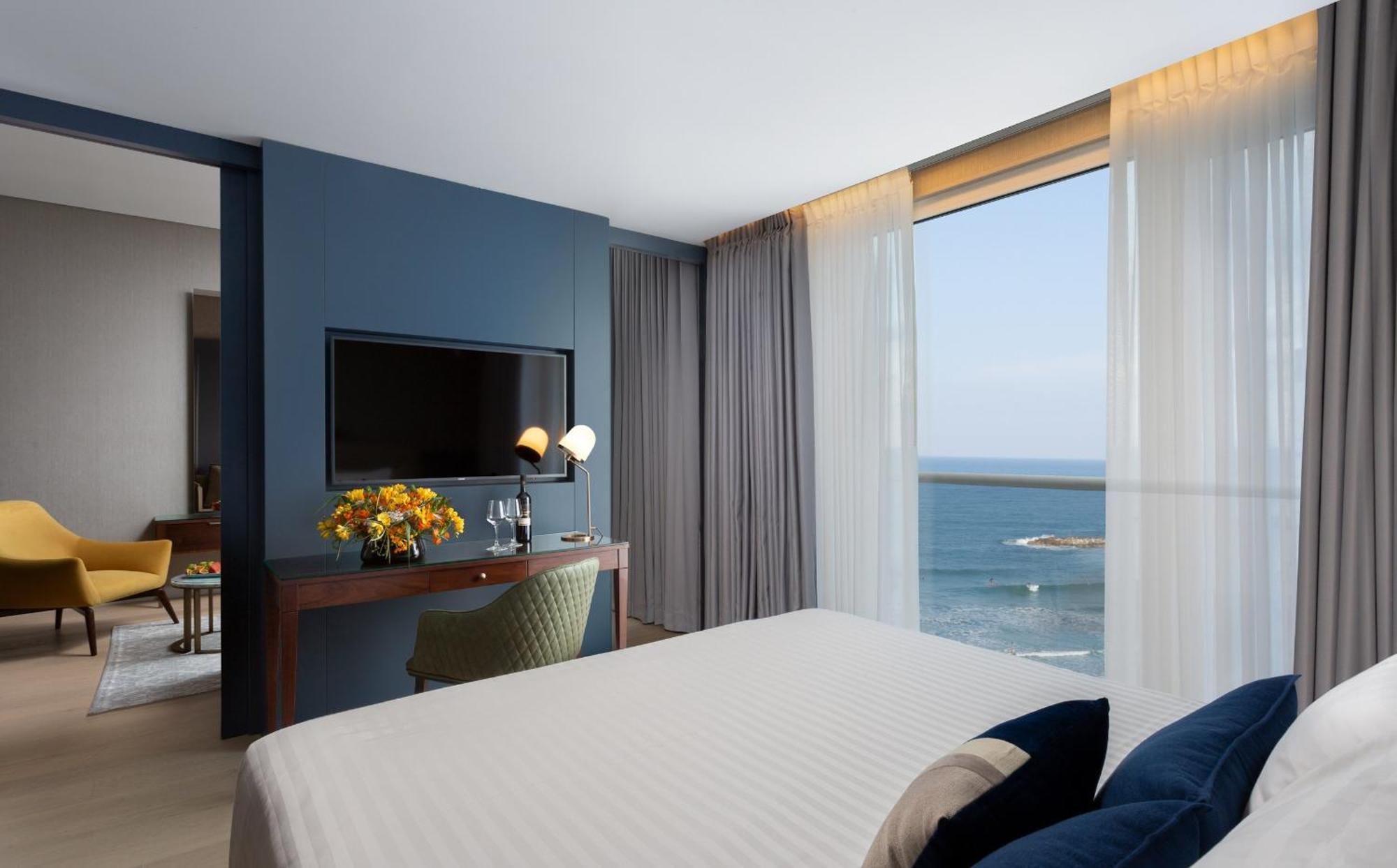 Crowne Plaza By Ihg Hotel