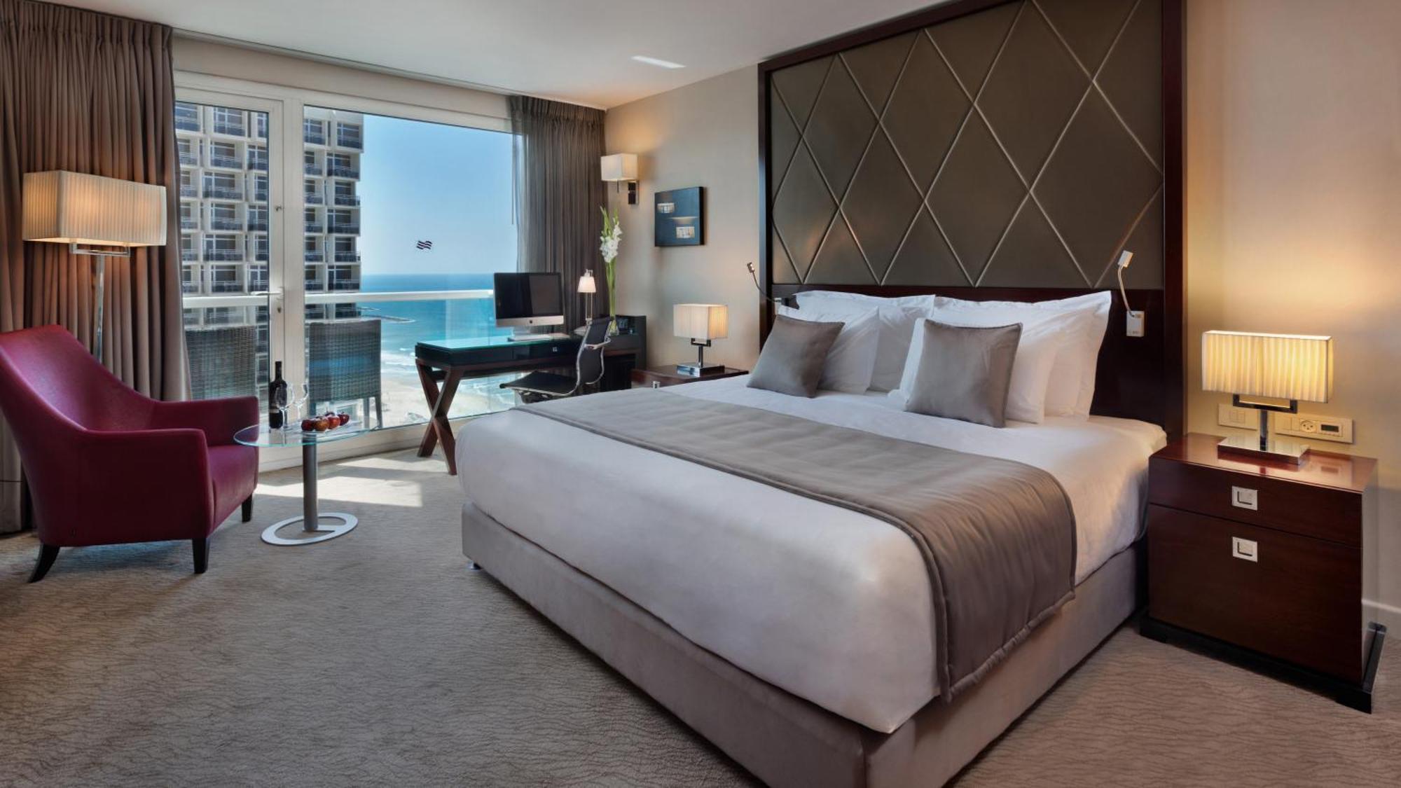 Crowne Plaza By Ihg Hotel